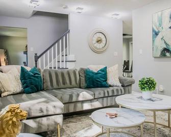 Luxury Home 6bd4ba, Fast Wifi, Laundry, 3 Offices, Near Boston - Marlborough - Living room