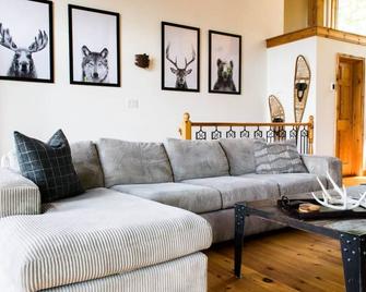 Rustic-Luxury Waterfront Haliburton Cottage on Kennisis Lake Jaw-Dropping Views - Haliburton - Pokój dzienny