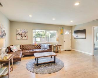 Fullerton Vacation Rental with Private Pool! - Fullerton - Living room