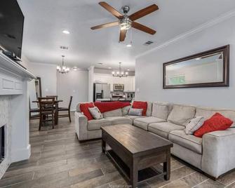 Aggieland, Home Sweet Home! - Bryan - Living room