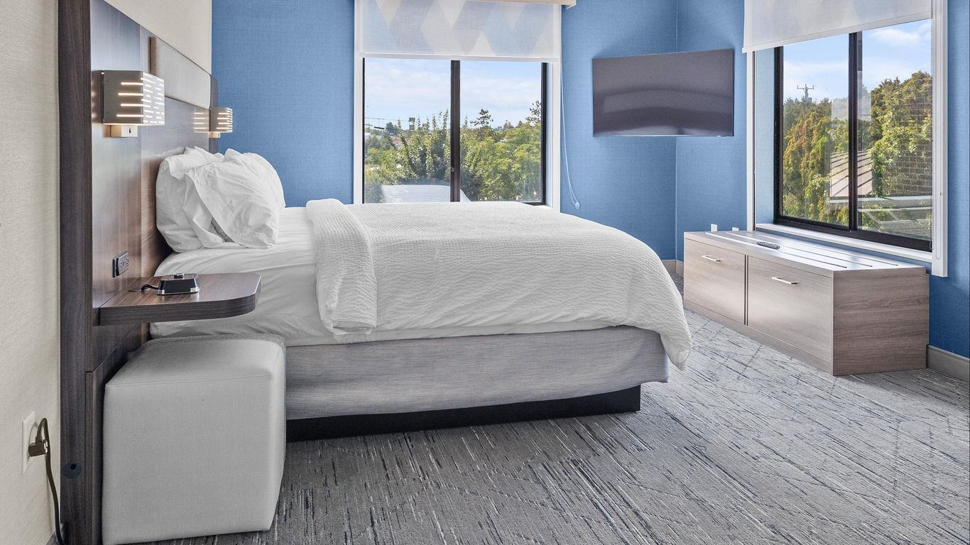 Holiday Inn Express & Suites Manchester-Airport By IHG