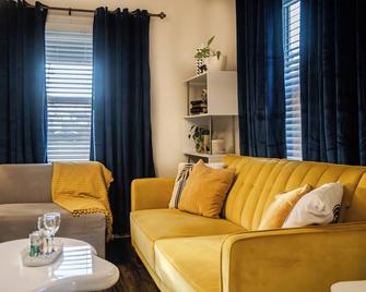 Joyful Bright1-Br , Fenced Pet Friendly Yard With Garage - Dayton - Huiskamer