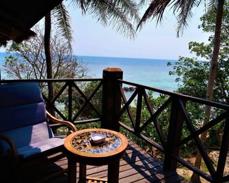 Breve Azurine Lagoon Resort - Karimunjawa - Balcón