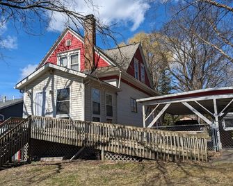 Paddock House Natural Area Gem! Covered parking. Fenced yard. Access Ramp. Peace - Ithaca - Building
