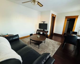 Cozy 2-bedroom apartment in Creston - Creston - Living room