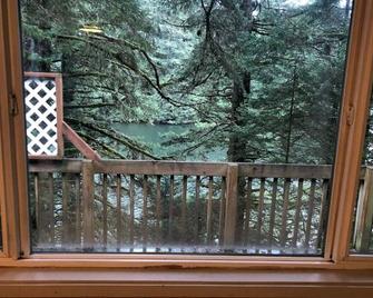 The Shoreline Cabin - Kodiak - Balcony