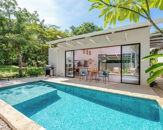 Lush, clean luxury w/a private pool near pristine beaches. Open-concept dining. - Tamarindo - Piscine