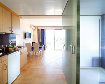 Occidental Cala Viñas - Calvià - Kitchen