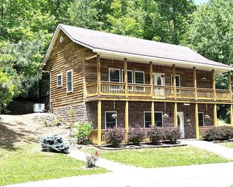 Ellie's Place-'Wow, this is nice!' - Burnside - Building