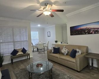 Apartment - Sleeps 5 - Pool - Parking - Gym - Houston - Sala de estar