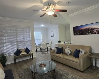 Apartment - Sleeps 5 - Pool - Parking - Gym - Houston - Ruang tamu