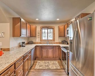 Creekside Apartment in Kalispell on 5 Acres - Kalispell - Kitchen