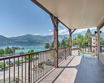 Epic Views of Lake Chelan, Modern Condo, Pool, Spa - Manson - Balcón