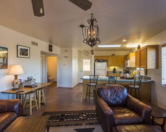 Secluded Guest Home with Amazing Mountain Views - Tanque Verde - Sala de estar