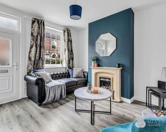 Stylish 2 Bed Home Perfect for Families & Work Stays - Swadlincote - Living room
