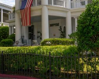 2 Bedroom 2 bath Upscale Apartment near Colonial Lake - Charleston - Rakennus