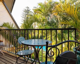 Sunlit Studio mins from Beach w/t Secluded Pool. - Mona Vale - Varanda