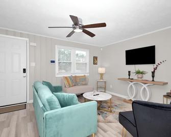 Cozy 2bdr Oasismin To Med Center, Univ & Downtown - Fayetteville - Living room