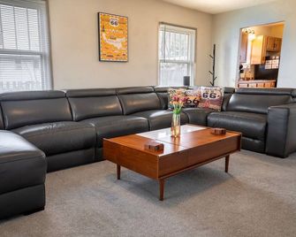 2041 W College St., Springfield, Mo 65806, Usa - Springfield - Living room