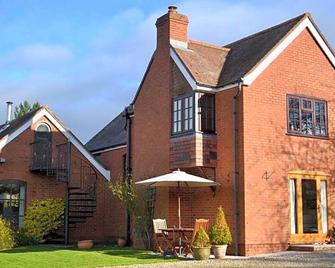 The Cedars Ludlow - Ludlow - Building