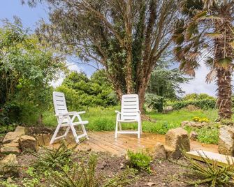 Charming Stone House with Private Garden - Gatteville-le-Phare - Patio
