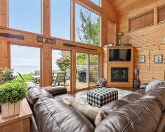 Lake front home on beautiful Lake Mille Lacs with a 210 degree view of the lake. - Garrison - Sala de estar