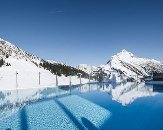 AlpenParks Hotel & Apartment Arlberg Warth mit Pool - Warth - Piscine