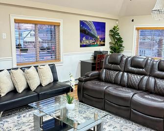 Secret Oasis Master bedroom suite - Queens - Living room