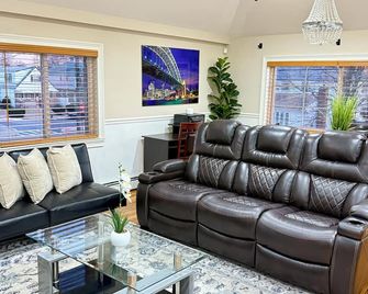 Secret Oasis Master bedroom suite - קווינס - סלון
