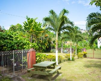 The Grand Sinopia Inn Portland - Port Antonio - Binnenhof