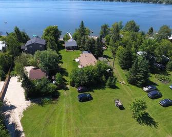 Duplex Cabin Rental On Secluded, Calm, Clear, Quiet, Gull Lake - Scanterbury - Vista del exterior