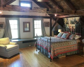 Charming 1870 cape cottage in Litchfield - Litchfield - Bedroom