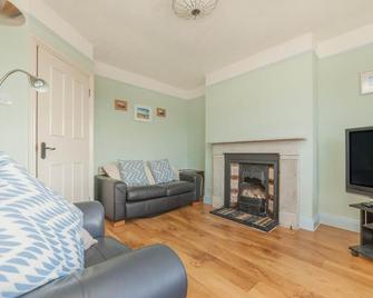 Pilgrim's Lookout Whitstable Holiday Home - Whitstable - Living room
