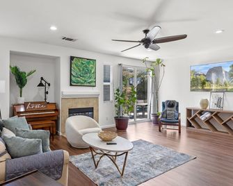 Modern Home Prime Location Loaded With Extras - Tehachapi