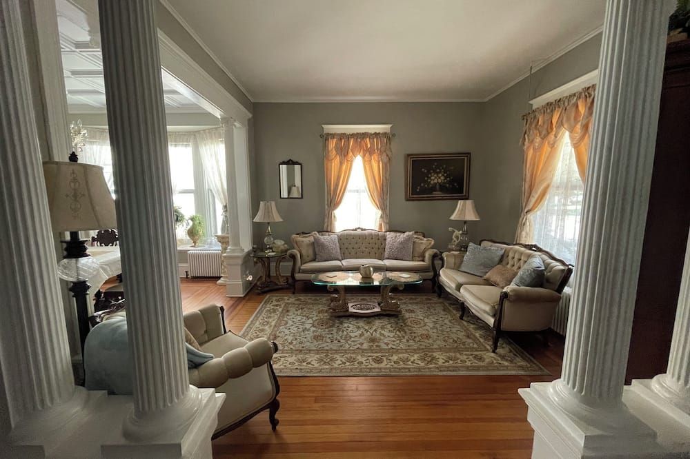 The Reid-Tanner House exemplifies the timeless beauty of Oswego's golden age. - Oswego - Huiskamer