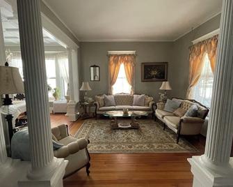 The Reid-Tanner House exemplifies the timeless beauty of Oswego's golden age. - Oswego - Huiskamer
