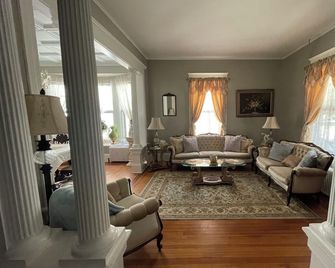 The Reid-Tanner House exemplifies the timeless beauty of Oswego's golden age. - Oswego - Huiskamer