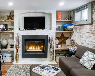 Newly remodeled garden-level suite near downtown in Cheesman Park neighborhood. - Denver - Sala de estar
