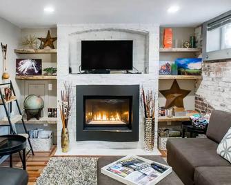 Newly remodeled garden-level suite near downtown in Cheesman Park neighborhood. - דנבר - סלון