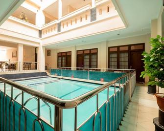 Malioboro Inn Hotel - Yogyakarta - Pool