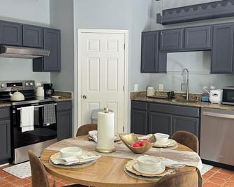 Charming 2 Bedrooms in Quiet Baltimore Townhome – All-Inclusive Perks! - Baltimore