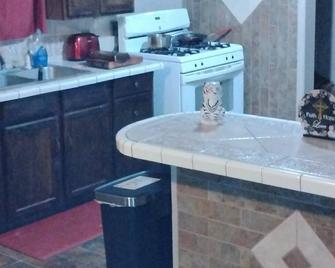 2-bedroom house in delightful Abbeville with AC, WiFi, fitness room - Abbeville - Kitchen