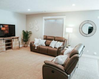 Beautiful, Brand New Basement Apartment with a lot of natural light - Highland - Living room