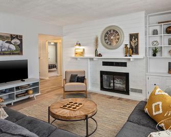 Kid Friendly. Outdoor space. Fully stocked kitchen. Bright and clean. - Mountain Home - Вітальня