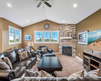 Golf in Luxury - 4BDR Home on Agaming Golf Course - Kewadin - Sala de estar