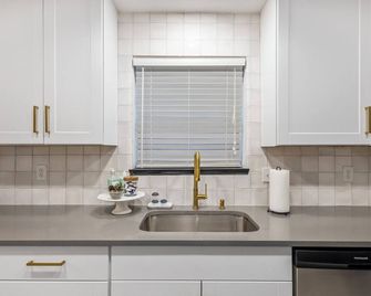 Charming 3-bedroom condo in fabulous Grapevine with AC, WiFi, Washer + Dryer - Grapevine - Cocina