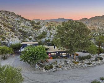 10 Acre Desert Ranch Retreat With Hot Tub, Cowboy Pool, Ev Charger & Fireplace - Morongo Valley - Outdoors view