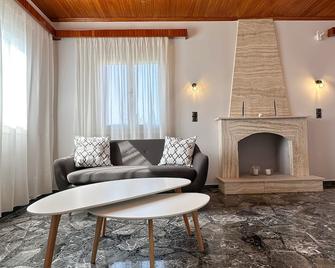 Magdalini House - Enjoy your holiday in an independent house, not just in a room - Paralio Astros - Living room