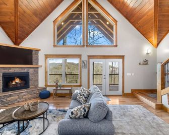 Brand-New Cabin/Expansive Views/Fireplace/Media Room - Waynesville - Living room