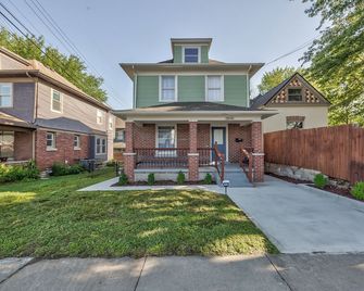 Beautiful 4-bedroom house with AC in delightful Kansas City + Sleeps 9 - Kansas City - Edificio